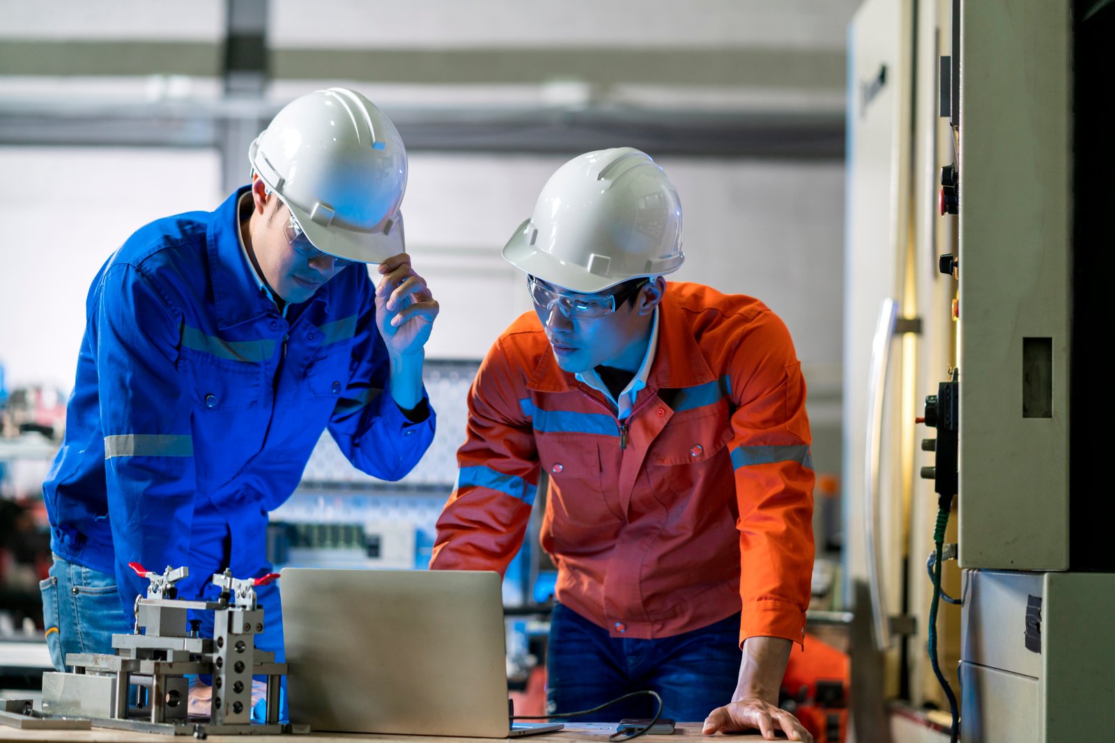 Teknisi Melakukan Maintenance Genset